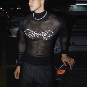 Hombre con camiseta mesh negra transparente de manga larga y estampado frontal